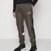Sergio Tacchini NELCOTAN PANT - Trousers - Olive/anthracite 10 Sergio Tacchini NELCOTAN PANT - Trousers - Olive/anthracite -Sergio Tacchini Sales 6499598baf904afdac17112dd835cde4