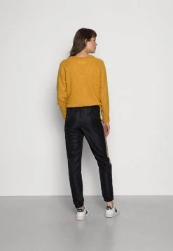 Sergio Tacchini NOVIDA PANT - Tracksuit Bottoms - Black/gold -Sergio Tacchini Sales 78343258df054bd5a51e093447ddf5cc