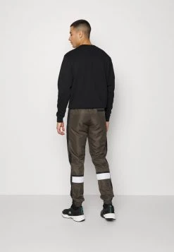 Sergio Tacchini NELCOTAN PANT - Trousers - Olive/anthracite 8 Sergio Tacchini NELCOTAN PANT - Trousers - Olive/anthracite -Sergio Tacchini Sales b34fcb72718e41e69acd665d09d1786c