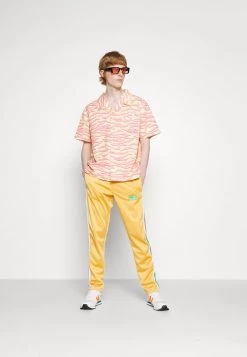 Sergio Tacchini APULIA - Tracksuit Bottoms - Oak Buff -Sergio Tacchini Sales d595c02a4482446f838a03f9ebf17605