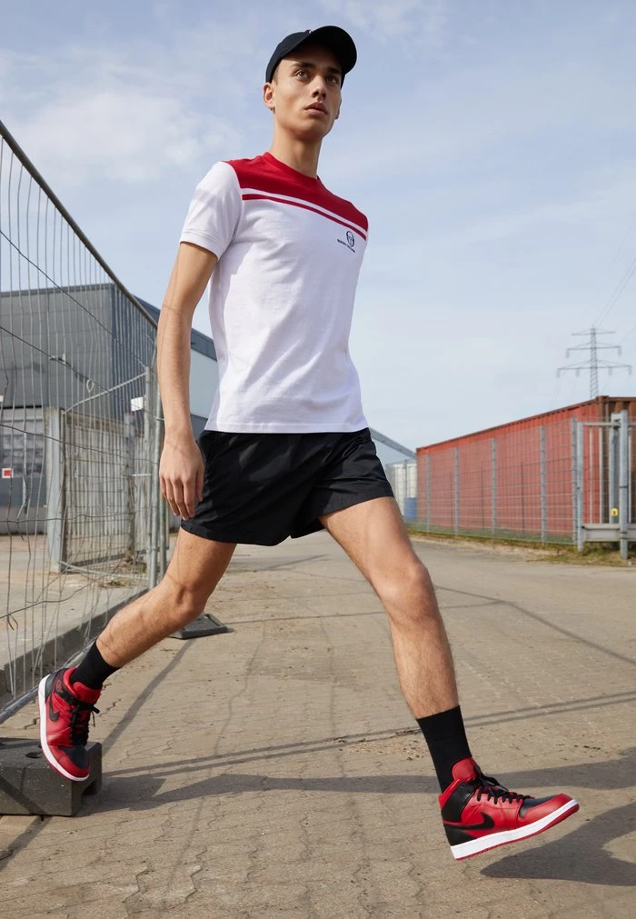 Sergio Tacchini NEW YOUNG LINE TEE - Print T-shirt - White/tango Red 1 Sergio Tacchini NEW YOUNG LINE TEE - Print T-shirt - White/tango Red