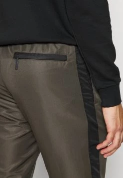 Sergio Tacchini NELCOTAN PANT - Trousers - Olive/anthracite 9 Sergio Tacchini NELCOTAN PANT - Trousers - Olive/anthracite -Sergio Tacchini Sales fc7262924b774795aab6d33fb8fef3d0