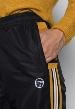 Sergio Tacchini NOVIDA PANT - Tracksuit Bottoms - Black/gold -Sergio Tacchini Sales fe50cffe8bb1477ebcf526cd5a81b170